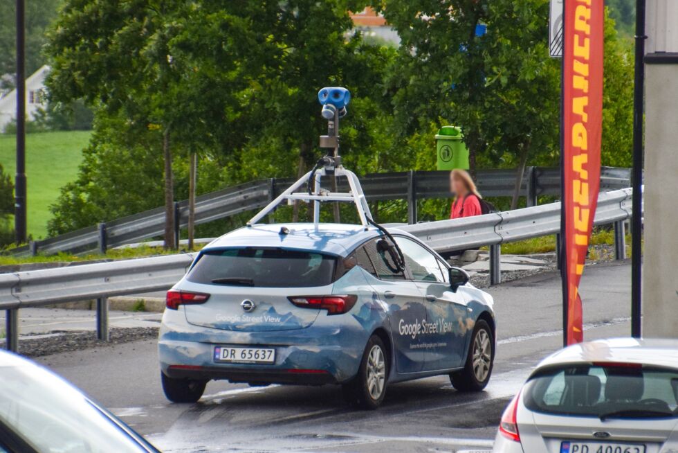 FROLAND: Nå blir veier og områder fotografert på nytt av Google. Mandag ettermiddag var Google-bilen på rundtur i Osedalen. FOTO: RAYMOND ANDRE MARTINSEN