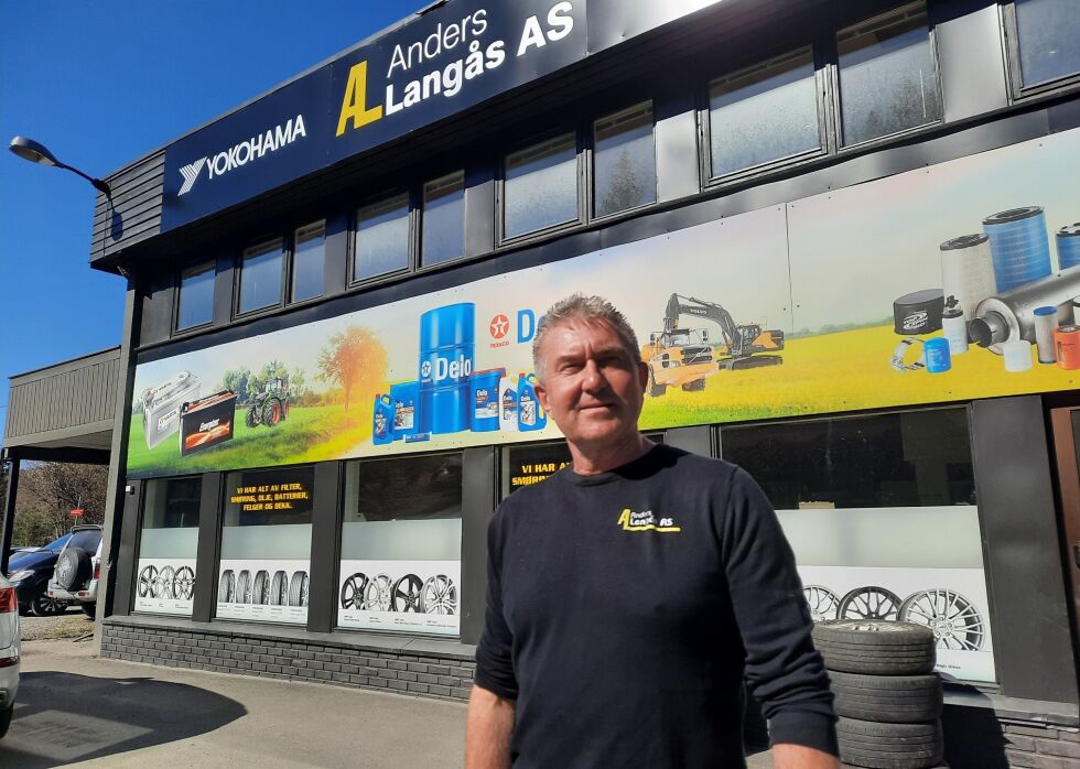TRAVELT: Dekkforhandler Anders Langås på Messel, forteller om stor pågang fra folk som vil legge om til sommerdekk. FOTO: Kristine Kristiansen Messel