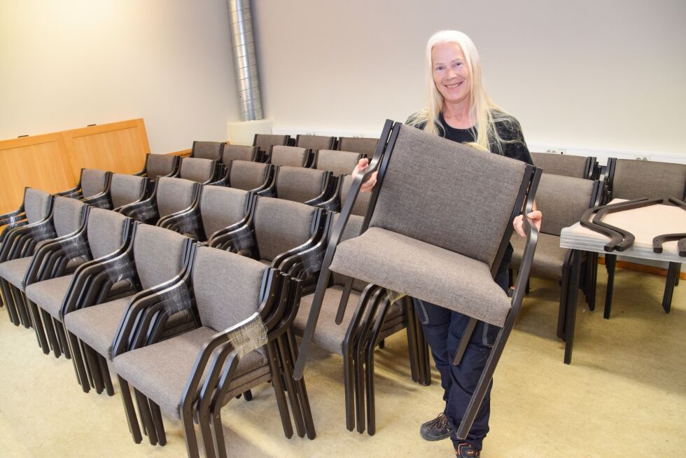 STOL: Neninja Solheim viser frem en av de mange stolene hun har jobbet med den siste tiden på verksteder til Mølla i Neset. FOTO: RAYMOND ANDRE MARTINSEN