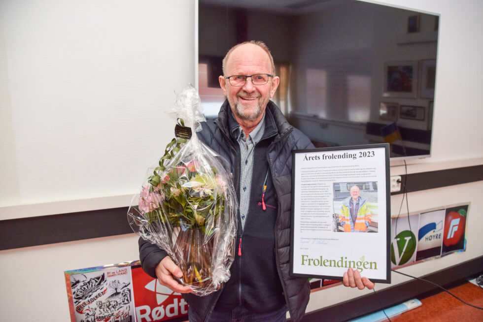 HEDER:  Øystein Gauslå ble av frolendingens lesere stemt frem som favoritten til å bli «Årets frolending 2023». Det kom inn mange tips. En jury valgte ut fem kandidater som leserne kunne stemme på ut desember 2023. Da stemmene ble talt opp i begynnelsen av januar 2024 var det klart at Øystein var folkets favoritt. Her står han med det synlige beviset på hederstittelen fra Frolendingen.  			FOTO: RAYMOND ANDRE MARTINSEN