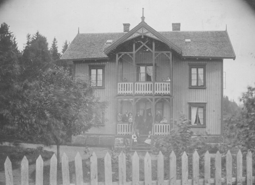 FØR OG NÅ: Nils Samuelsen Blakstad (1862-1942) startet hotell på Blakstad for ca. 110 år siden omkring 1910. FOTO: FROLAND HISTORIELAG/ PRIVAT
