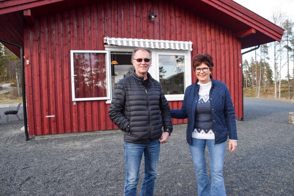 POTETBUA: Magne og Ingebjørg Aasen Haugland utenfor den potetbua, som åpner dørene til søndag og holder på til september. FOTO: RAYMOND ANDRE MARTINSEN