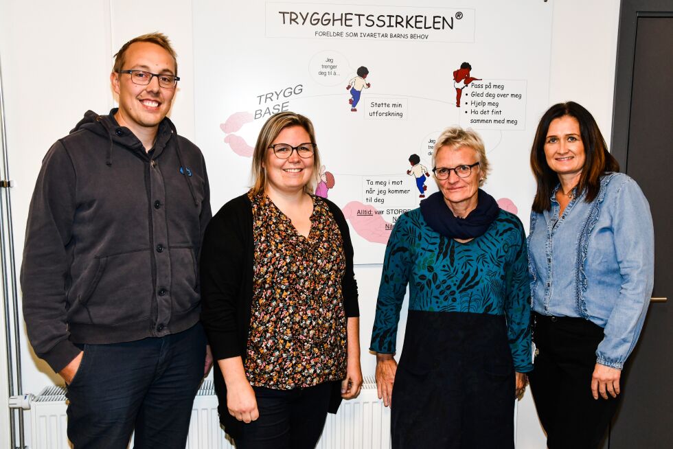 FORNØYDE: Jørgen og Karen Josefa Andreassen Torp (t. h.) er veldig tilfreds med kurset som kommunen ved Karin Siljehaug og Line Løvjomås Larsen arrangerer.