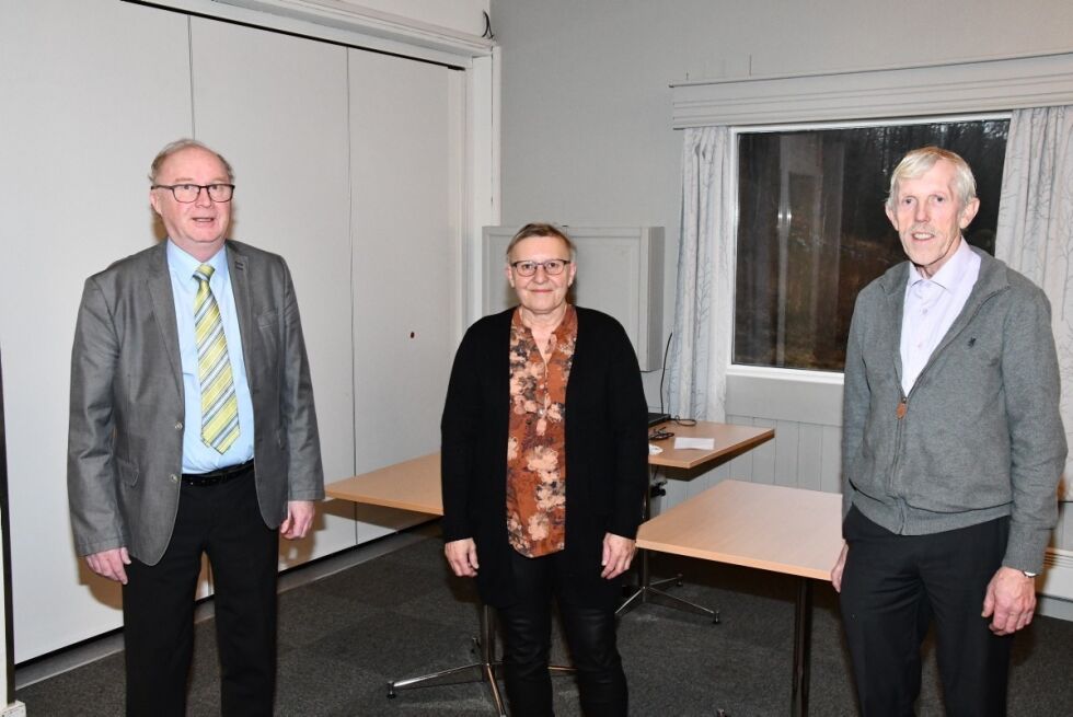 VETERANER: Øystein Bråstad (Administrasjonen) Karin Øyrås Egderød (Omsorg) og Kåre Treldal (Teknisk) fikk KS hedersmerke for å ha vært ansatt 40 år i kommunal forvaltning.