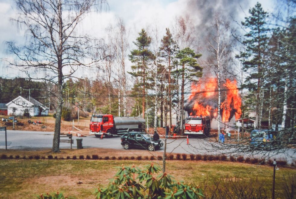 FØR: Over ser vi bilde fra da brannvesenet hadde øvelse på et av bolighusene et steinkast fra Mjølhusmoen kapell i 2010.  FOTO: GURO LAUVRAK