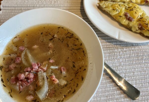 Løksuppe med bacon