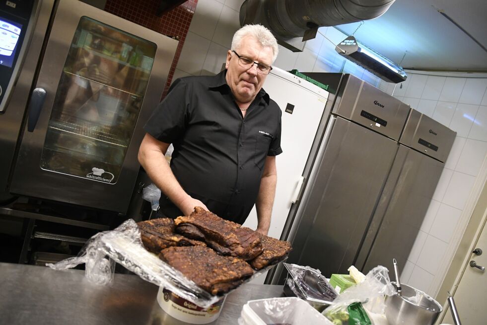 FERDIG STEKT: Robert Hansen er rimelig dreven på steiking av ribbe. Ovnen på kjøkkenet på Frolandsstau kro kan steike 40 kilo ribbe på en gang, det kommer godt med når opp mot 200 mennesker skal serveres på en og samme kveld.
