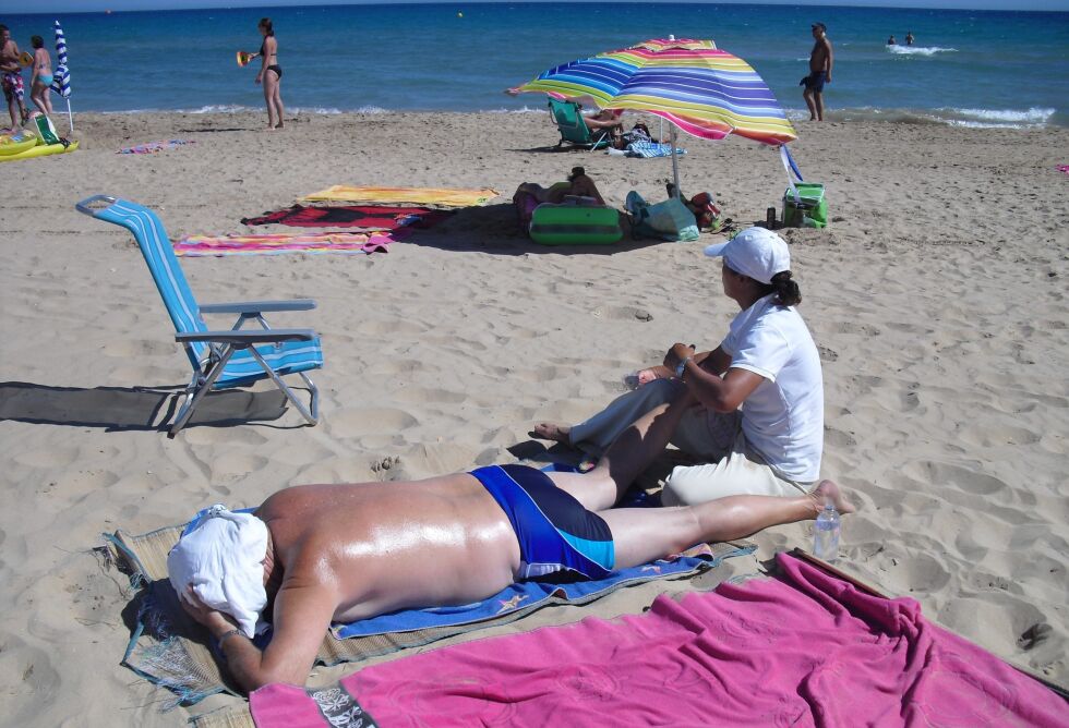 Slett ikke verst å være i landflyktighet i Spania når man får tilbud om en times thaimassasje på stranda.  FOTO: GONDER