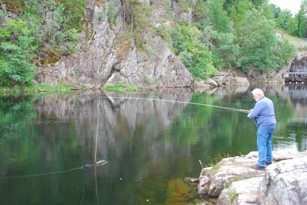 LAKS: Per Aage tester fiskelykken. FOTO: ANNA JOHANNE SVEINUNGSEN