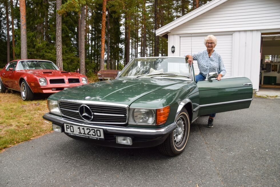 KJØRETØY: Oline Dalen med sin Mercedes 350 SL cabriolet fra 1971.
 Foto: Raymond Andre Martinsen