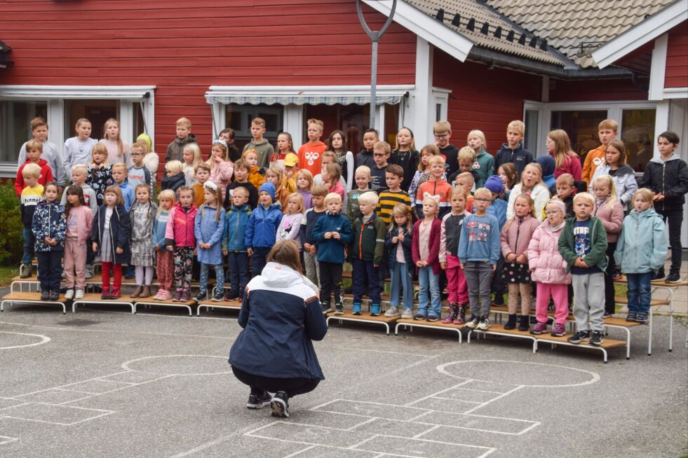 KOR: Elevene på  Blakstadheia skole (1–4. klasse) fremførte 4 sanger hvor vennskap var tema. Her skal gjengen til å begynne på den siste sangen foran publikum.
 Foto: Raymond Andre Martinsen