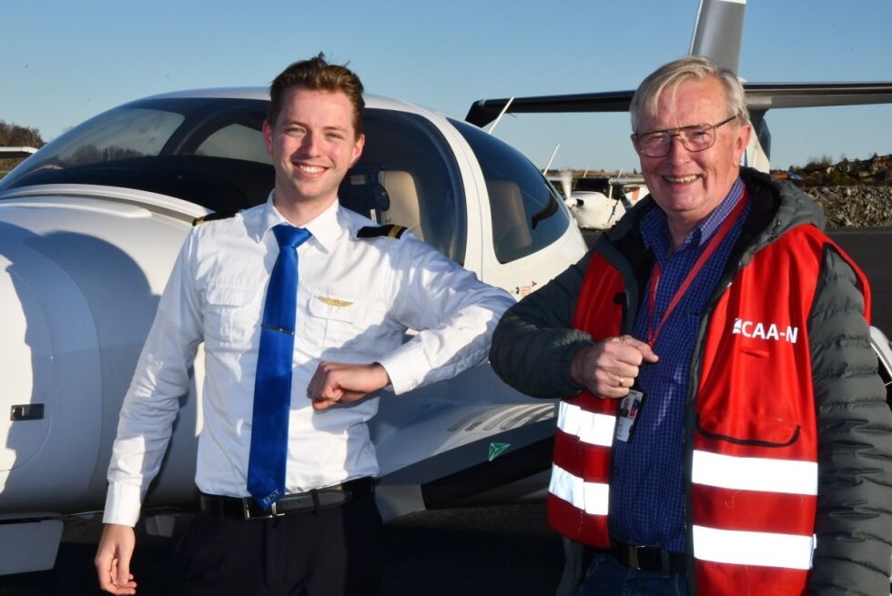 SUKSESS: Sensor Arne Ribe gratulerer på en Korona-vennlig måte Jeroen Knol fra Nederland med beviset på at han har bestått pilotutdannelsen på Gullknapp.