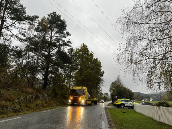 Bil i grøfta på Eivindstadveien