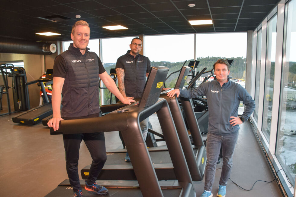 BLAKSTADHEIA: Om noen uker åpner treningssenteret Next fitness på Blakstadheia. Daglig leder Tobias Lyngedal Nilsen (til høyre) ser frem til åpning. Til venstre ser vi de personlige trenerne Sindre Jensen Fosse og Thomas Larssen. FOTO: RAYMOND ANDRE MARTINSEN