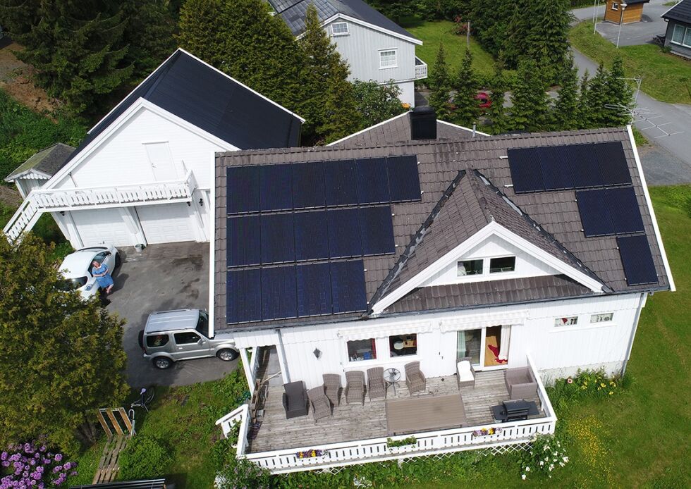 PRODUKSJON: Med 22 solcellepanel på taket blir sol om til strøm i Nidelvvegen hos Ellen Fredli og Frode Venemyr.
 Foto: DRONEFOTO: BAARD LARSEN/HOMDAL & LARSEN AS