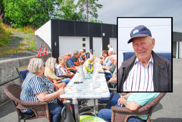 Nabolaget arrangerte fest med langbord for Magne (99)