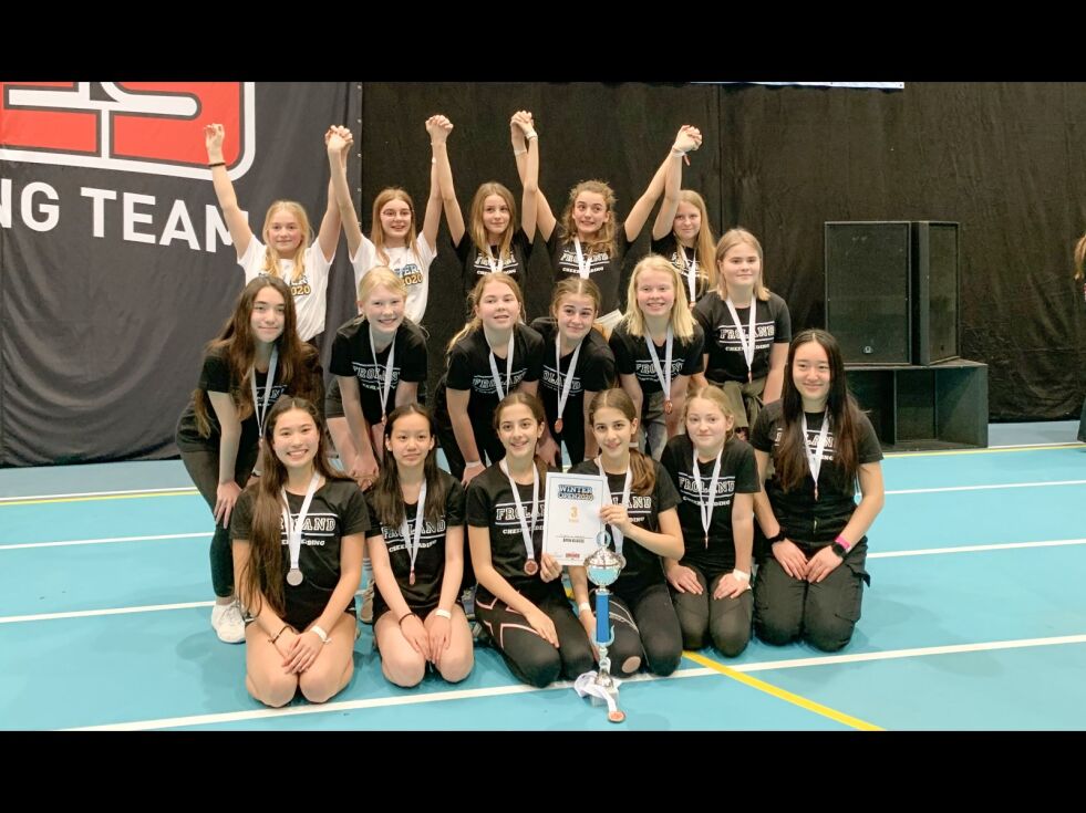 FROLAND CHEERLEADING: Bak fra venstre: Thea Breimyr Birkeli, Elin Katrin Rysstad, Aurora Mæsel Kveim, Ida-Elise Gåskjenn- Christiansen, Heidi Rebecca Neset Seljåsen. F.V. 2. rad: Nina Motonage Øslebø, Emilie Birketvedt Nævisdal, Amalie Eyde Olsen, Ayla Adriana Grønneberg, Linnea Eyde Olsen, Ingeborg Margrethe Tønnesen. F.V.1. rad: Lisa Motonaga Øslebø (trener og utøver), Jenny Nguyen, Liv og Sofie Eslahi Selmer-Olsen, Linn Ariel Neset Duus og Julianna Kvaw.  FOTO: Stina Boye Grønlie