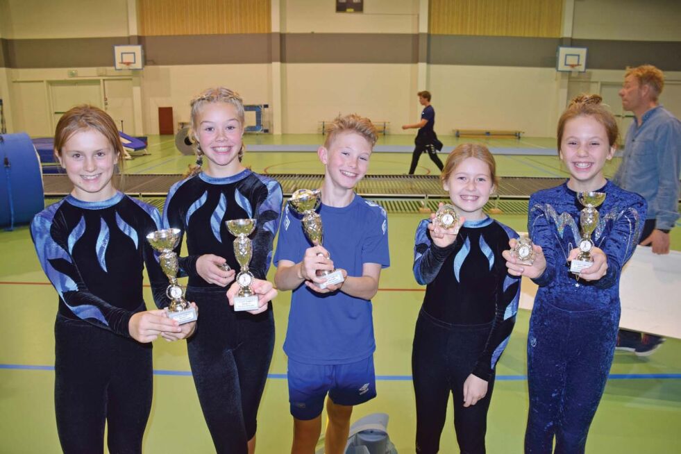GØY: Gymnastene f.v. Kamilla Bjerkholt, Tuva Grestad, Håvard Pedersen, Astrid Gjømle Gauslå og Mia Johanne Rose Jensen synes det var gøy at Froland fikk fire pokaler.
