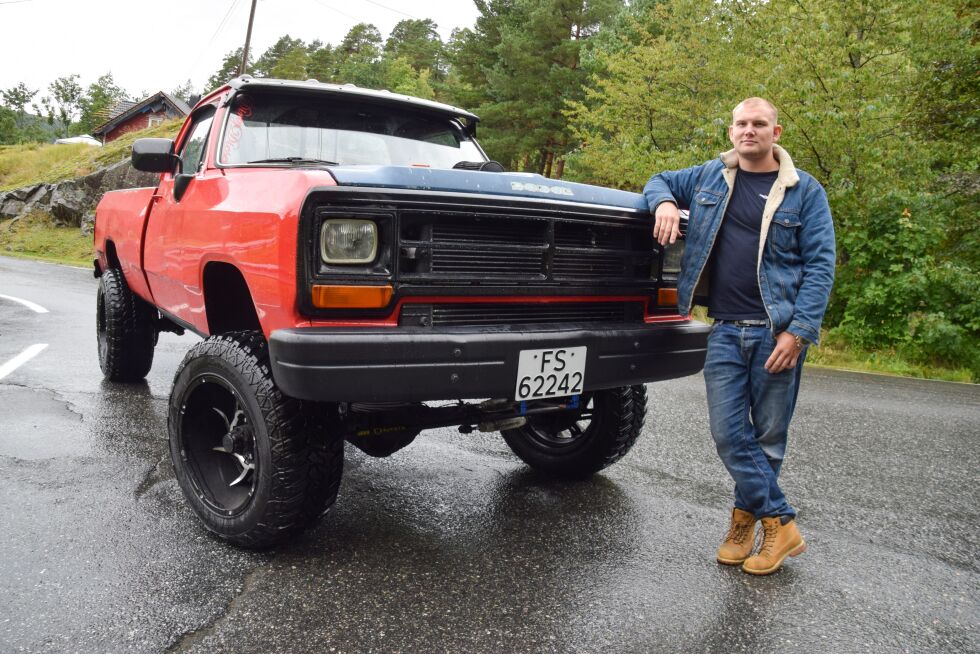 KJØRETØY: Marius Rønningen med sin Dodge Ram Pickup fra 1989 var første bil ut i spalten. FOTO: RAYMOND ANDRE MARTINSEN