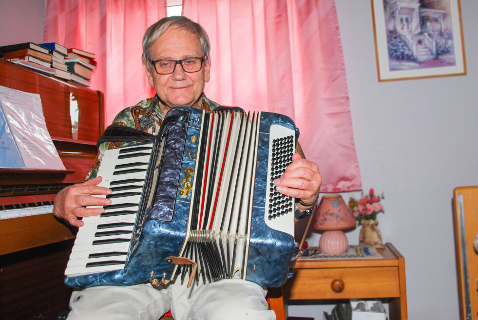 MUSIKK: Göran Dahlmann (84), bosatt i Froland, har drevet med musikk hele livet og behersker flere instrumenter. Her drar han i gang en låt på trekkspillet. Til vanlig er han også å finne bak pianoet på Hurv bedehus. FOTO: ANNA JOHANNE SVEINUNGSEN