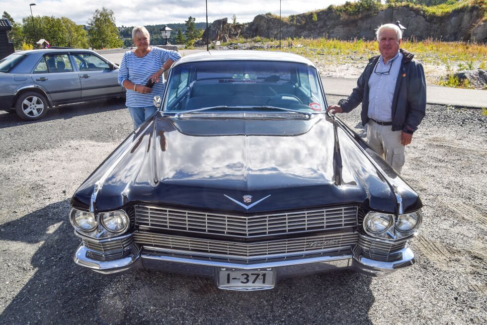 CADILLAC: Grethe og Tore Stian med deres Cadillac DeVille fra 1964. FOTO: RAYMOND ANDRE MARTINSEN