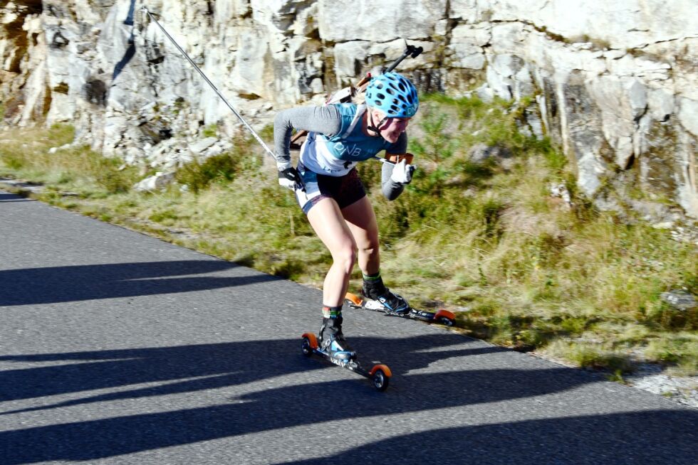 FART: Marte Olsbu Røiseland, her under fjorårets sommer-NM på rulleskiskyting, gikk sterkt og vant lett fellesstarten søndag.