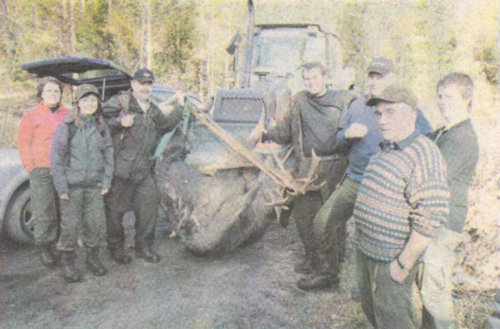 ELGJAKT:  Elgoksen kjøres frem med traktor. De fornøyde jegerne er Liv Maria Ravnåsen, Ane Therese Ravnåsen, skytteren Thor Ingvar Ravnåsen, Thor Eivind Ravnåsen, Geir Inge Gundersen, Harald Høg og Ruben Gundersen. 	ARKIVFOTO