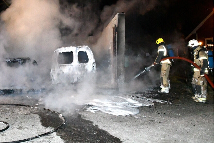 FROLAND: Tirsdag kveld rykket brannvesenet ut til melding om en brennende bil. Her fra en tidligere brann. ARKIVFOTO