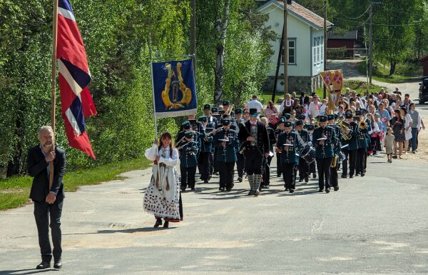 Flagg, tog og fotballkamp - slik ble 17. mai feiret i Mykland