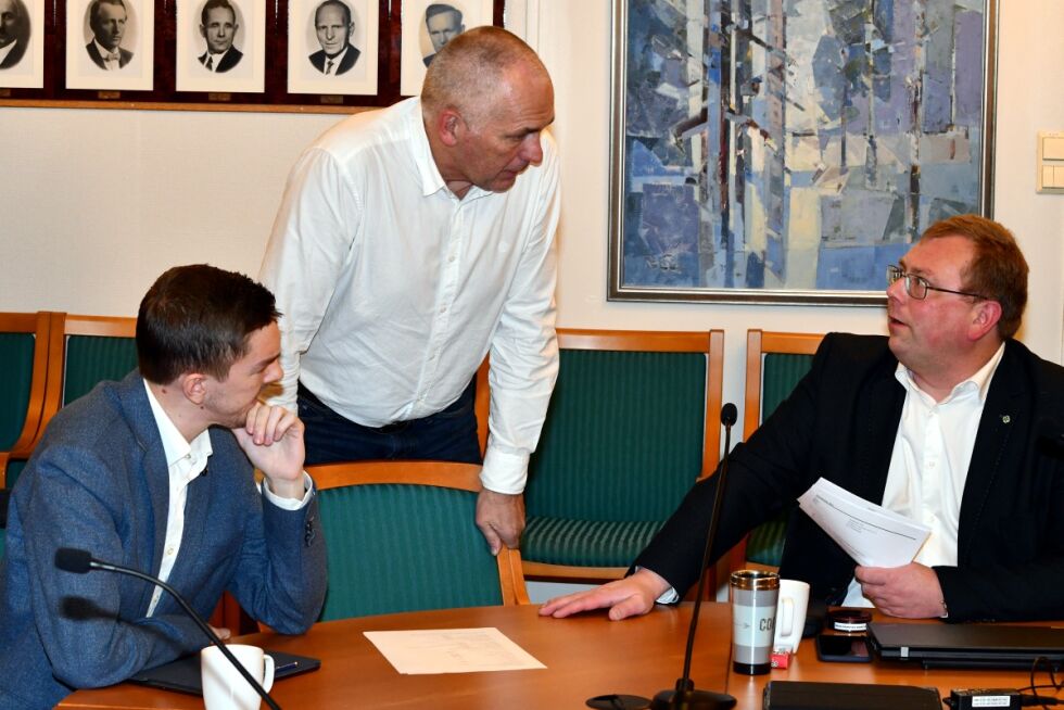 DEBATT: Ordfører Ove Gundersen (KrF, i midten) diskuterer budsjettsaken med Stian Omdalsmoen (FrP) og Gunnar-Ole Lyngroth (Sp, t. v.).