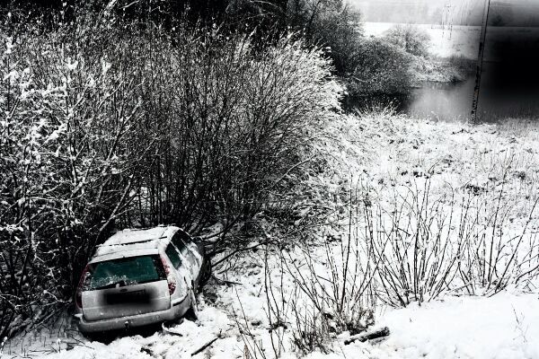Snøværet gir problemer for bil og tog