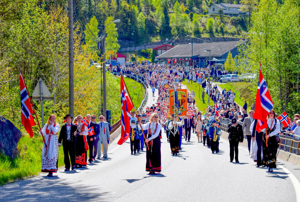 FROLAND: 17. mai–toget på vei mot skolen 17. mai 2016. 
				FOTO: RAYMOND ANDRE MARTINSEN