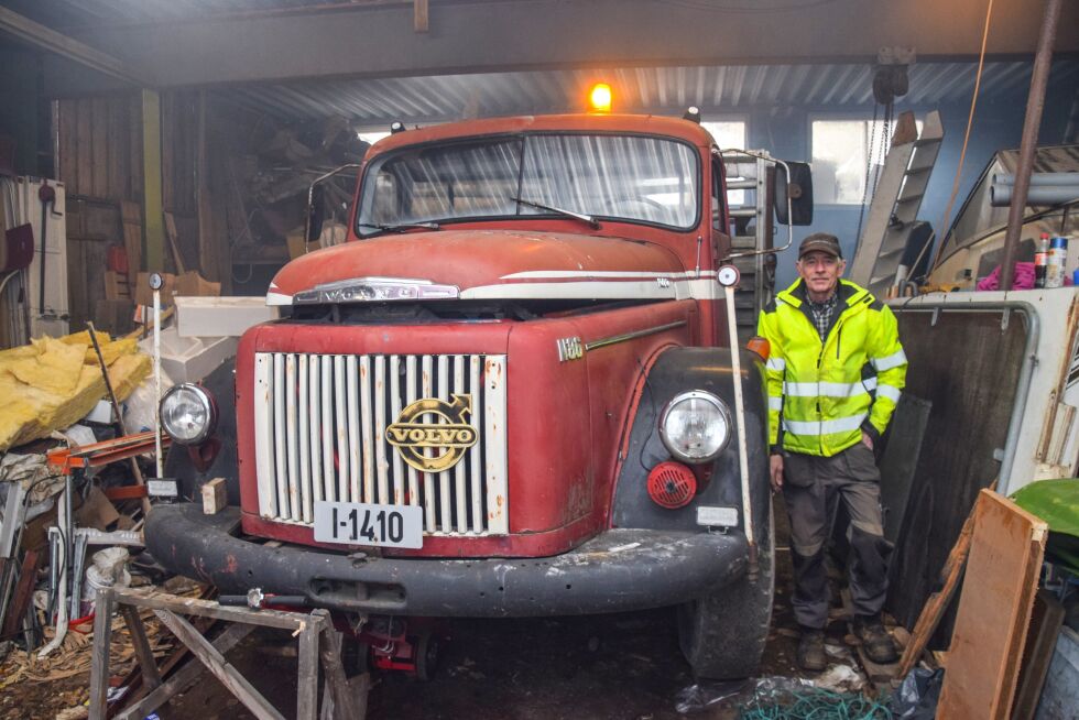 VOLVO: Svein Ekra med sin 1971 Volvo N86 lastebil. FOTO: RAYMOND ANDRE MARTINSEN