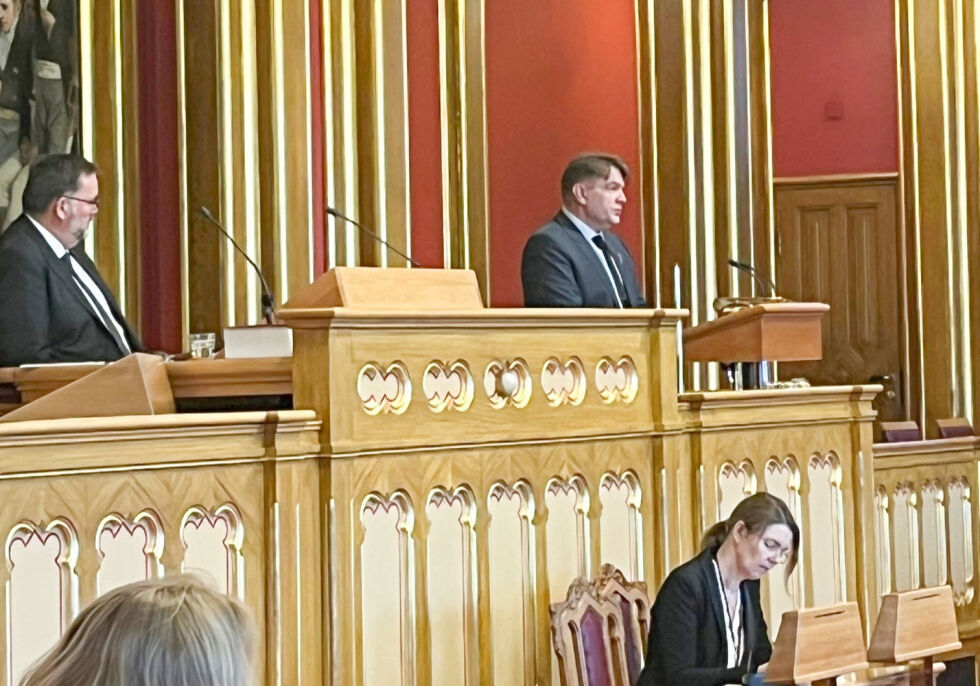 TALE: Her er Steinar på talerstolen i Stortinget. I forrige uke tilbrakte han 4 dager på stortinget som vararepresentant for FrP. ALLE FOTO: STEINAR RØRVIK
