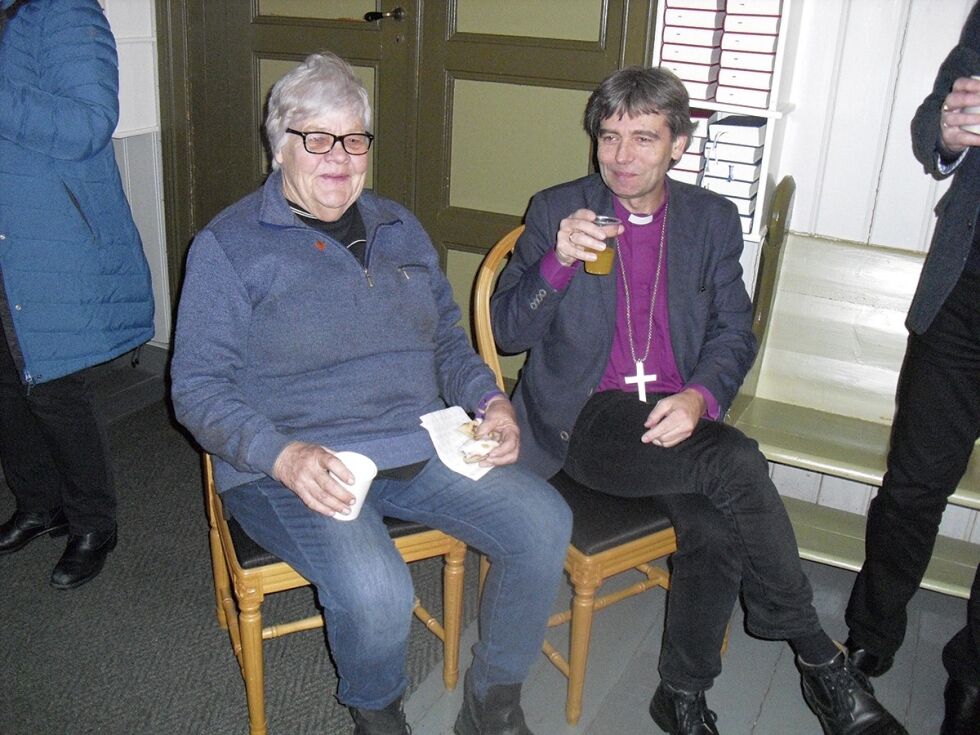 PAUSE: Biskop Stein Reinertsen hadde kaffe og saft sammen med ”mor Mykland”, Frøydis Kile.