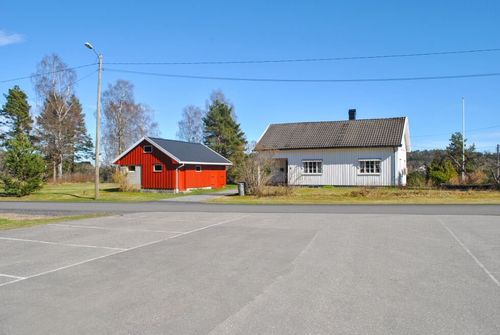 FØR: Bilde over viser bygningene mellom Nidarhall og Mjølhusmoen kapell i 2014.  FOTO: RAYMOND ANDRE MARTINSEN