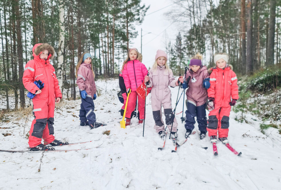 MORO: Det ble stor skiglede og aktivitet da det kom snø til Mykland skole. Her ser vi noen av elevene som har spent på seg skiene. 							FOTO: INGRID BØYLESTAD LANDA