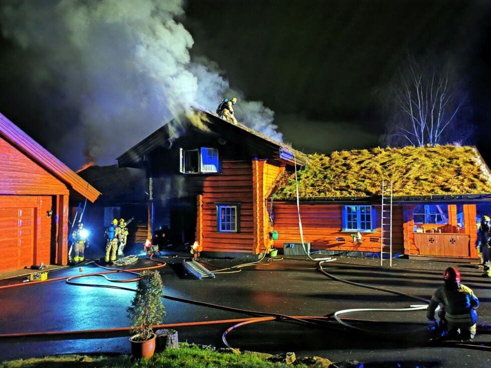 STORE SKADER: Mye tyder på at tømmerhuset i Assævveien er totalskadd etter brannen natt til julaften.
