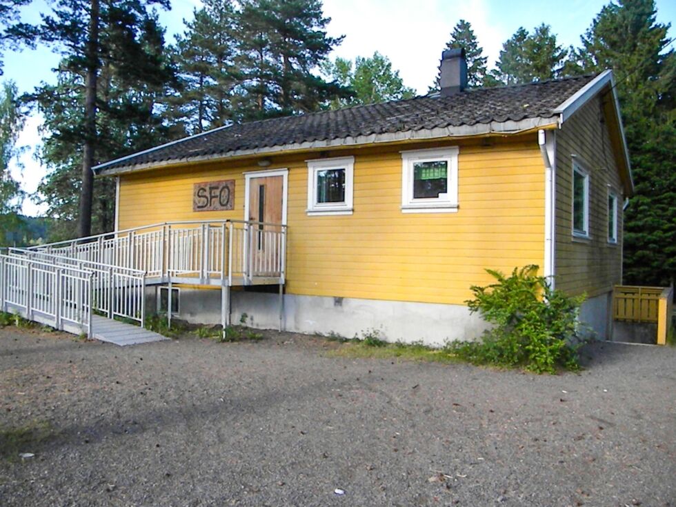 FØR:  SFO-bygget ved Froland skole i 2010, kort tid før bygget ble revet. Bak bygget går hovedveien. FOTO: RAYMOND ANDRE MARTINSEN