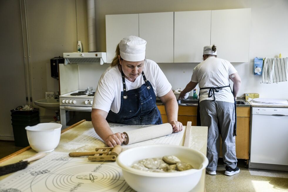 LØDDESØL: Jeanette Helleland baker både lefser, flatbrød og lapper i det gamle skolekjøkkenet, produktene selges i REKO-ringen og på Bondens marked.
 Foto: Marie Hatlevoll