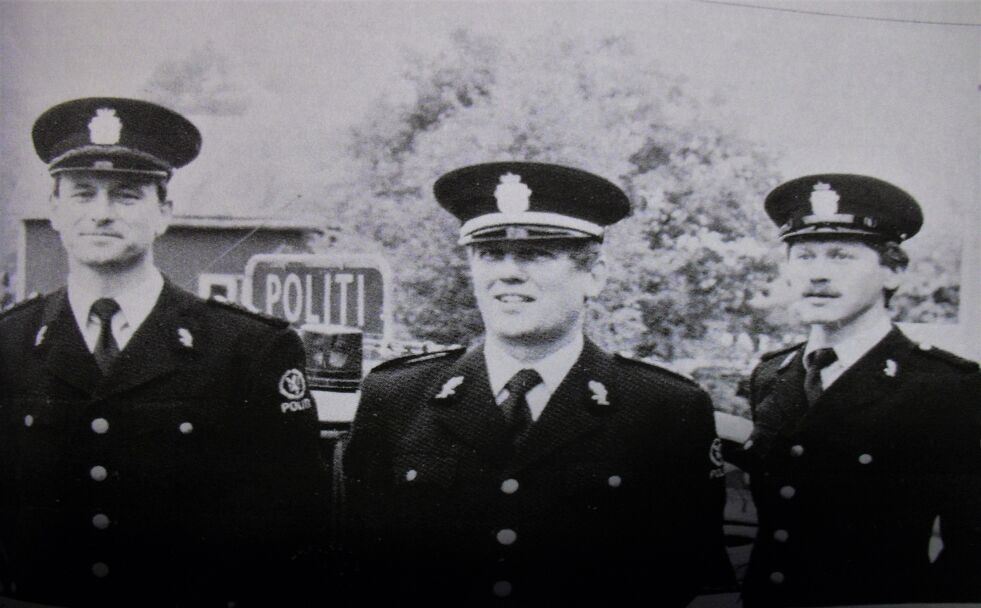 Fra venstre 1.betjent Olav Gauslå, lensmann Karl Vangsnes og betjent Geir Moe.  Foto: Jol i Åmli 1988