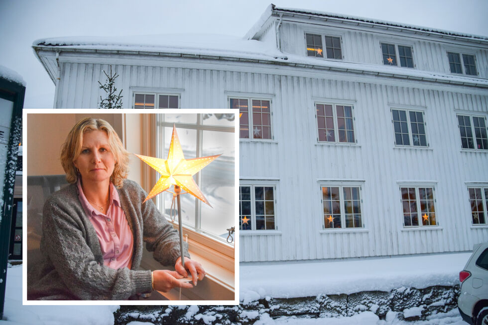 JULEPÅFUNN: Kommunehuset i Froland er nå "forvandlet" til en julekalender for folk i Froland. - Vi tok henvendelsen på alvor, sier ordfører Inger-Lene Håland (innfelt). FOTO: RAYMOND ANDRE MARTINSEN