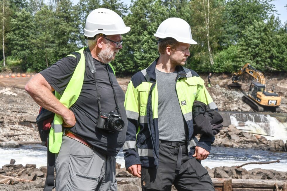 UNDERSØKT: Nidelva oppstrøms Rygenedammen ble befart mandag. Her studerer Frode Kroglund og Fredrik Gustavsen fra fylkesmannens miljøvernavdeling på arbeidene som utføres.