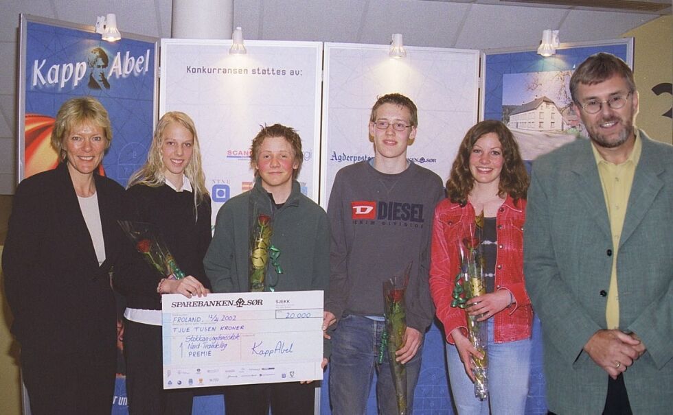 SAMLET: Dette bildet fra 2002 viser kunnskapsminister Kristin Clemet, vinnerlaget og Ivar Salvesen. Foto fra s. 81 i boken om KappAbel.