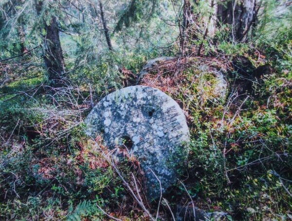 Spor av kvernhus på heia i Mykland