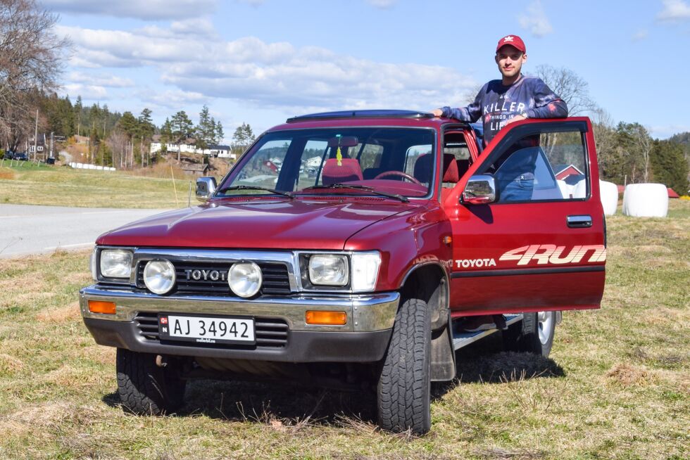 KJØRETØY: Adrian Bjorvatn (24) med sin Toyota 4runner fra 1991. For noen år siden var dette en bil man så ofte i trafikken, i dag begynner det å gå lang tid mellom de velholdte eksemplarene. FOTO: RAYMOND ANDRE MARTINSEN