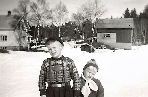 Bjørkli omkring 1954. Svein Edmund Kristiansen og Rolf Bjørn Risdal.									ALLE FOTO: PRIVAT