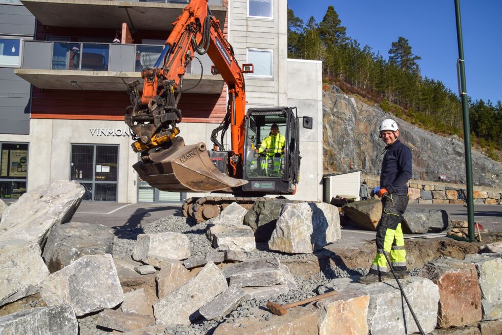 MUR: Ola Ketil Kvitstein er håndtlanger, mens Håkon Lunden er maskinfører og plasserer steinene til muren på plass.  FOTO: RAYMOND ANDRE MARTINSEN