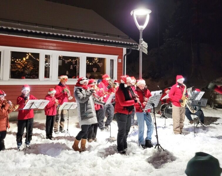 STEMNING: Musikkorpset spilte julesanger da treet ble tent. Rammen rundt med snø skapte god julestemning.	ALLE  FOTO: SIGNE HELDAL RISHOLT