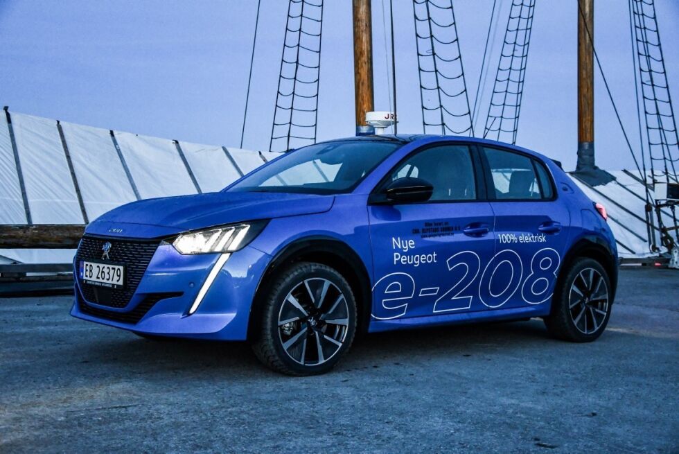 KNALL: Vi forstår godt av Peugeot e-208 stakk av med tittelen Årets bil 2020 i Europa. Dette var virkelig en forfriskende overraskelse, og en stødig «skute» å kjøre.